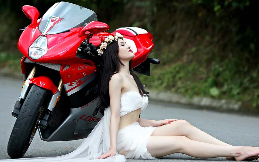 Beautiful girls and motorcycles in Yinchuan