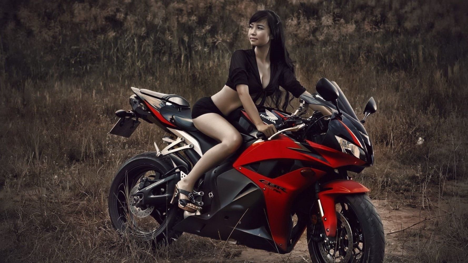 Fitness girls and bikes in Yinchuan