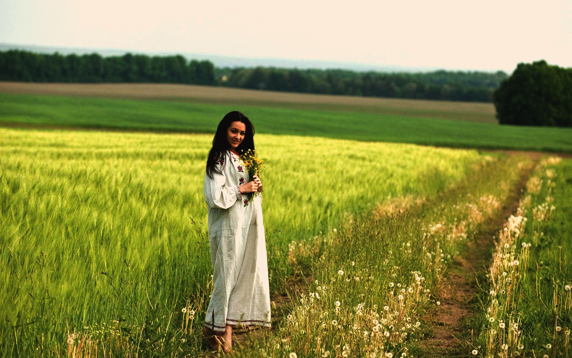Women in Slavic costumes in Yinchuan