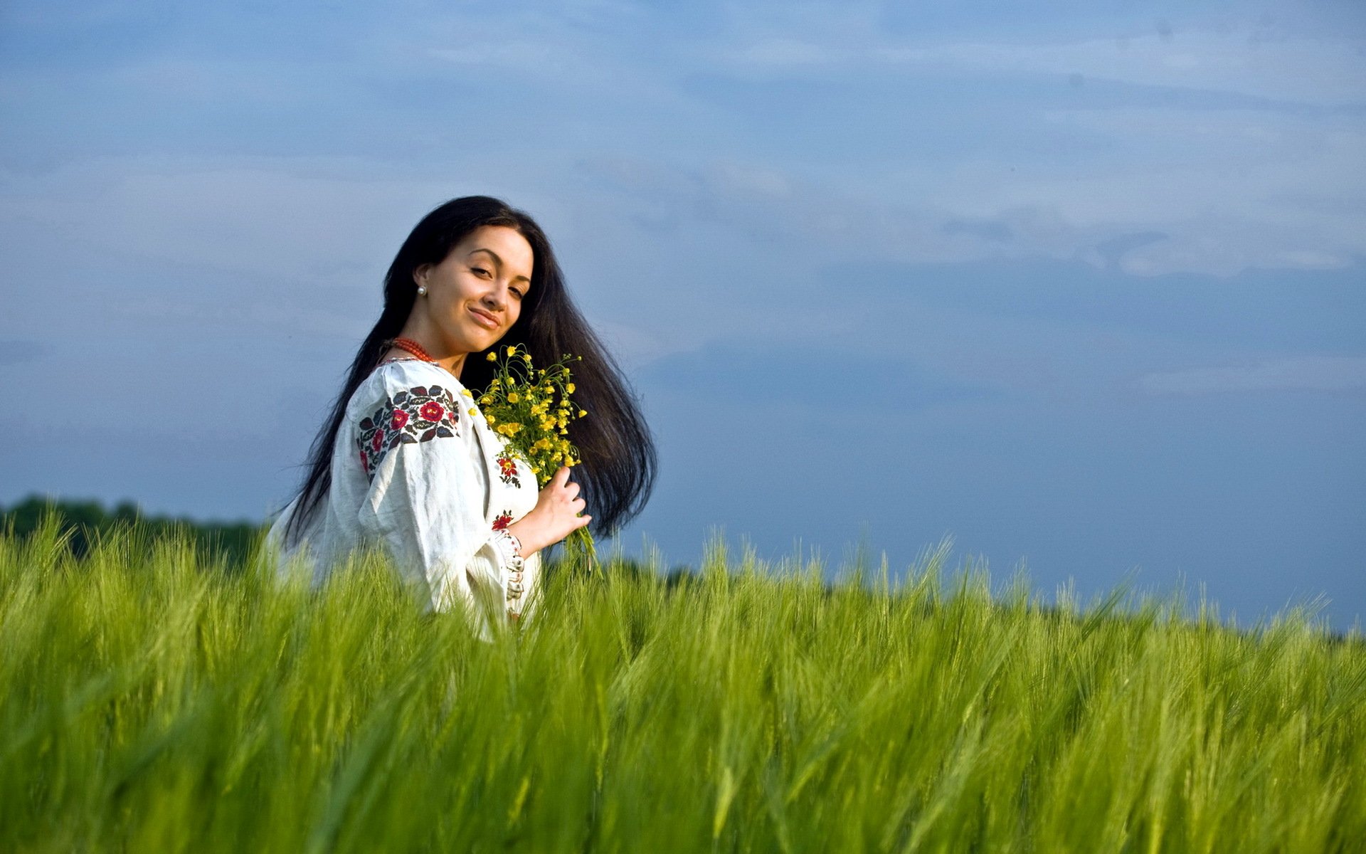 Girls in Slavic costumes in Yinchuan