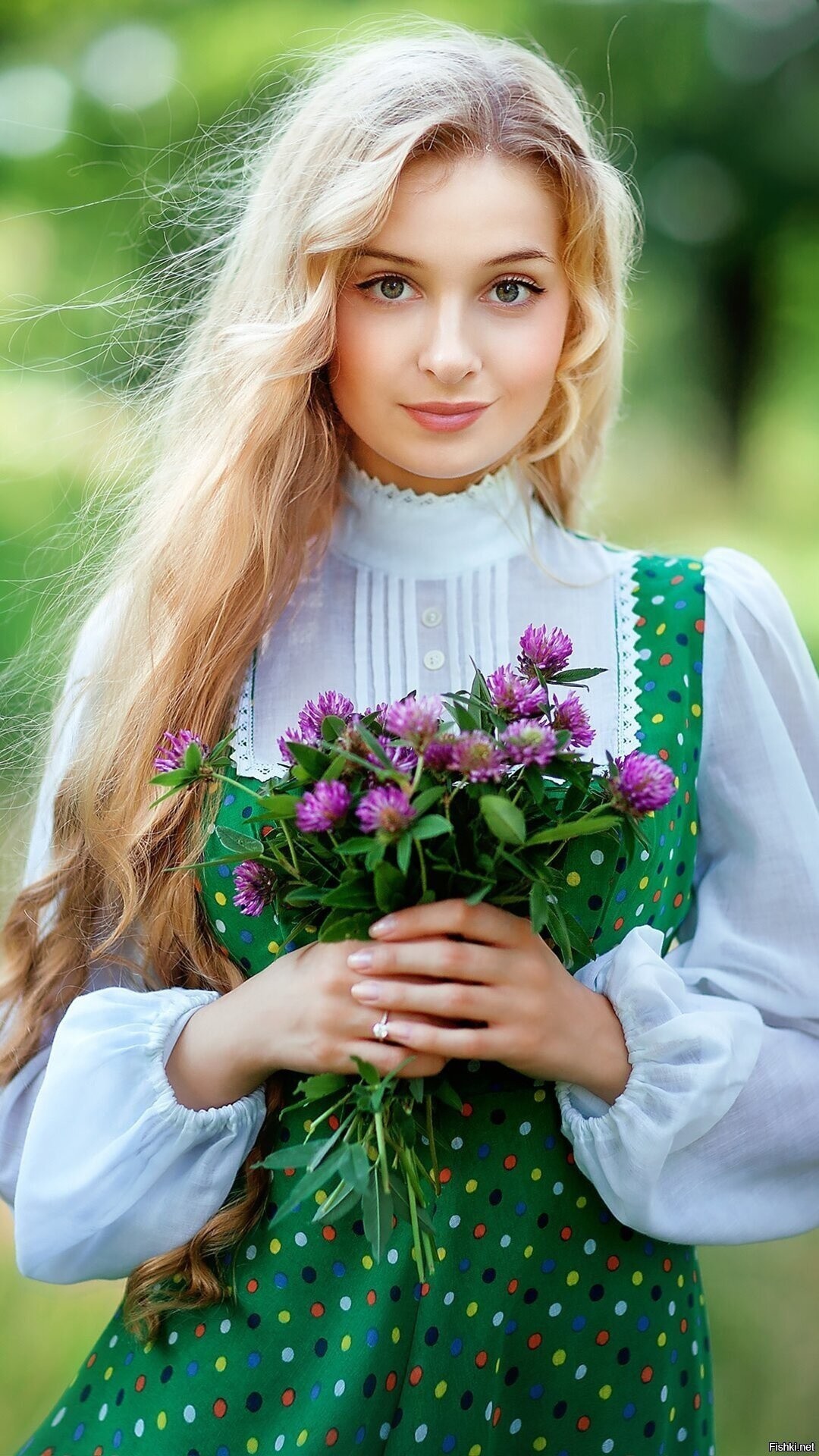 Girls in Slavic costumes in Yinchuan